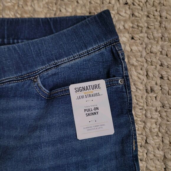 Levi 20S 35x23 Signature Gold Label Levi Strauss Totally Shaping Straight Capri - Picture 7 of 13